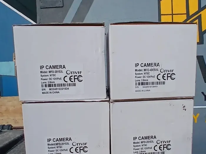 Cajas selladas de cámaras IP apiladas en la obra antes de instalarlas