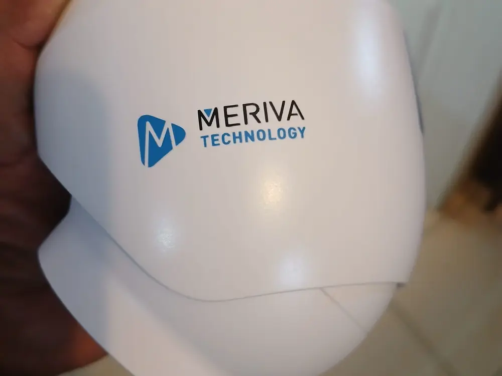 Cámara domo Meriva Technology sostenida en la mano antes de montarla