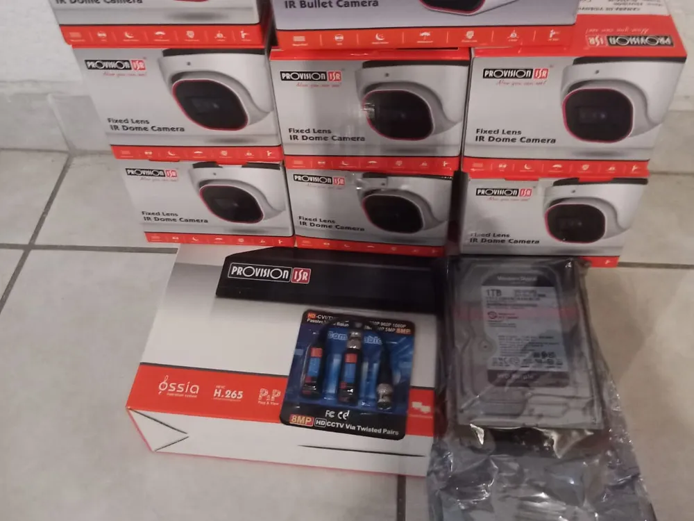 Torre de cajas de cámaras domo y bala Provision ISR sobre un grabador y un disco duro de 1 TB, sobre el piso