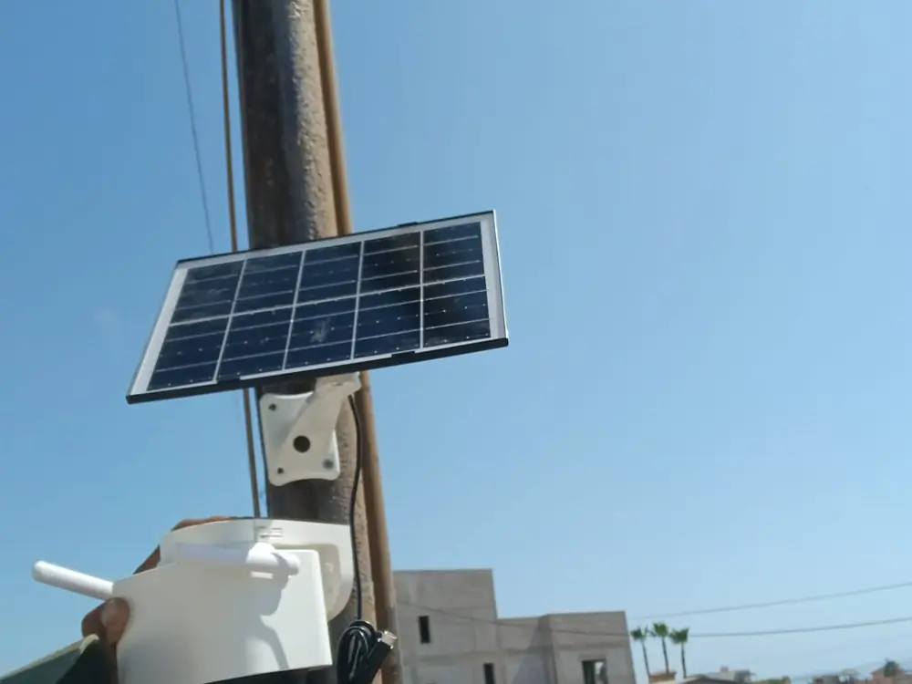 Panel solar sujeto al poste junto a la cámara que alimenta